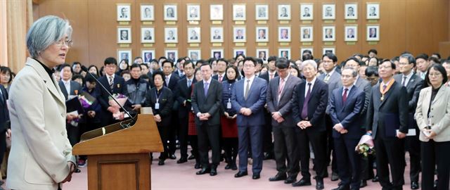 강경화 외교부 장관이 2일 오후 서울 종로구 외교부에서 열린 시무식에서 신년사하고 있다. 연합뉴스