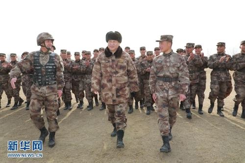 군복을 입고 일선부대를 시찰하는 시진핑(앞줄 가운데) 중국 국가주석. 신화망