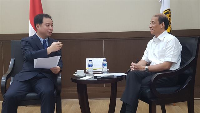 인도네시아 에너지 분야 개혁을 주도하는 타하르(오른쪽) 부장관이 한국일보와 인터뷰 하고 있다.