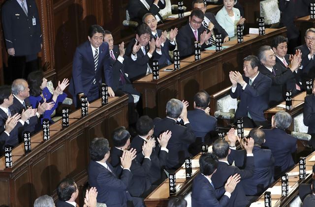 일본 중의원 본회의장 모습. 지난해 중의원 조기 총선후 11월 1일 아베 신조 총리가 총리직에 재선출된 뒤 일어나서 인사하고 있다. 도쿄=AP 연합뉴스