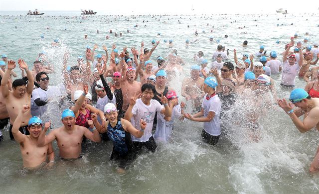 7일 부산 해운대해수욕장에서 열린 제31일 해운대 북극곰 수영축제에서 4,000여명의 참가자들이 차가운 겨울 바다에 뛰어들어 추위를 만끽하고 있다. 부산=연합뉴스