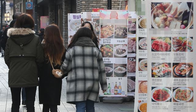 지난 7일 오전 시민들이 서울시내 한 식당가를 지나가고 있다. 연합뉴스