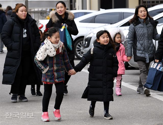 8일 오후 서울 강서구 화곡동 신정초등학교에서 예비초등생들이 설레는 표정으로 학교로 들어오고 있다. 고영권 기자