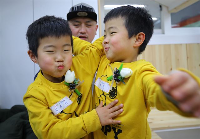 2018학년도 초등학교 예비소집일인 8일 오후 서울 용산구 용암초등학교 예비 신입생인 김주찬 김주원 쌍둥이 형제가 나란히 가슴에 꽂을 달고 즐거워 하고 있다. 신상순 선임기자 /그림 4 8일 한 예비초등생이 서울 용산구 용암초등학교에서 열린 신입생 예비소집 참석 하기 위해 설레는 표정으로 교문으로 들어오고 있다.18.01.08 신상순 선임기자