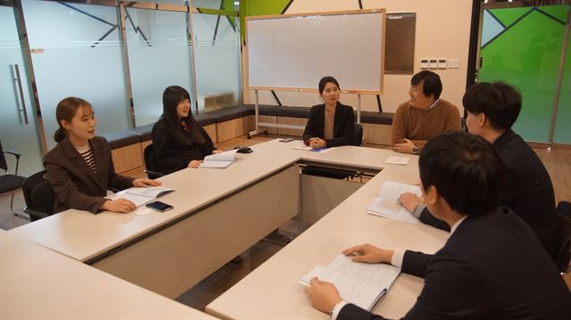 경북테크노파크 주4일제 직원들이 4일 회의실에서 업무 회의를 하고 있다. 경산=김재현기자 k-jeahyun@hankookilbo.com