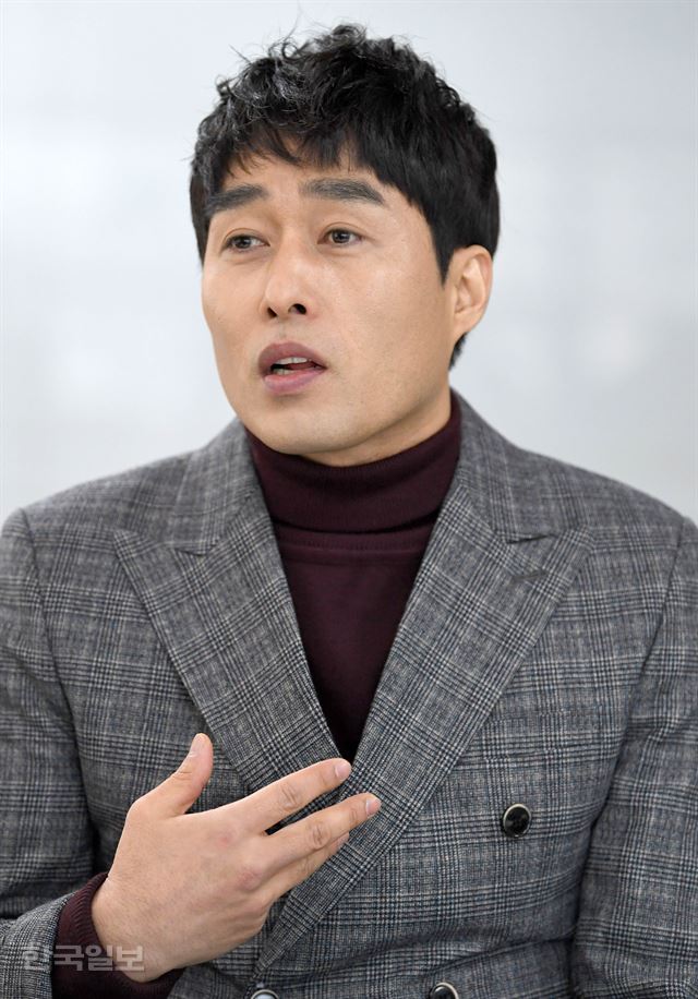 tvN 수목드라마 ‘슬기로운 감빵생활’에서 고박사를 연기한 배우 정민성이 8일 서울 중구 한국일보를 찾아 인터뷰를 하고 있다. 서재훈기자 spring@hankookilbo.com