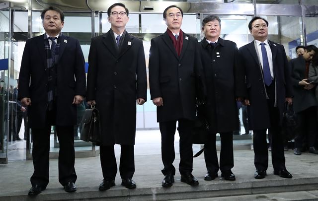 남북 고위급 회담이 열리는 9일 오전 서울 종로구 통일부 남북회담본부에서 수석대표인 조명균 통일부 장관(가운데)을 비롯한 대표단이 회담 장소인 판문점 평화의 집으로 출발하고 있다. 왼쪽부터 안문현 국무총리실 심의관, 천해성 통일부 차관, 조명균 장관, 노태강 문화체육관광부 2차관, 김기홍 평창 동계올림픽대회 및 동계패럴림픽대회 조직위원회 기획사무차장.연합뉴스