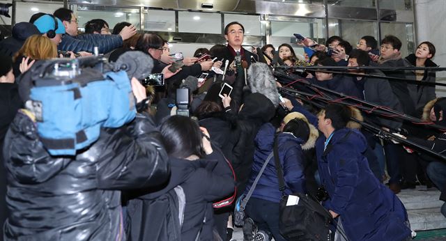 남북 고위급 당국회담이 열리는 9일 오전 서울 종로구 삼청동 통일부 남북회담본부에서 조명균 통일부 장관이 회담장인 판문점 평화의집으로 출발하기 전 취재진 질문에 답하고 있다. 연합뉴스