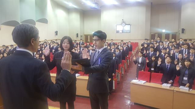 8일 경북 구미시 농협구미교육원 대강당에서 '윤리경영실천 결의대회'가 열려 2018년 신규 농ㆍ축협 6급 초급신규직원들이 청렴실천결의문을 낭독하고 있다. 농협구미교육원 제공