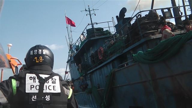 우리 배타적경제수역에서 중국 유자망 어선이 어획량 축소 등 불법을 저지르다가 해경에 나포되고 있다. 목포해양경찰서 제공