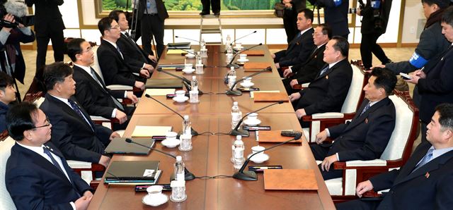 우리측 수석대표인 조명균 통일부 장관과 북측 수석대표인 리선권 조국평화통일위원회 위원장 등 양측대표단이 9일 판문점 남측지역 평화의집에서 남북고위급 회담을 앞두고 환담을 나누고 있다. 사진공동취재단