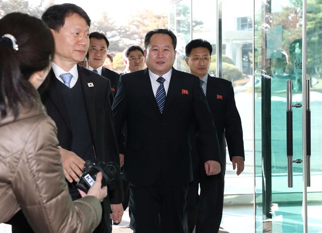 9일 판문점 남측 평화의 집에서 열린 남북 고위급회담을 마친 리선권 조국평화통일위원회 위원장 등 북측 대표단이 이동하고 있다. 사진공동취재단=연합뉴스