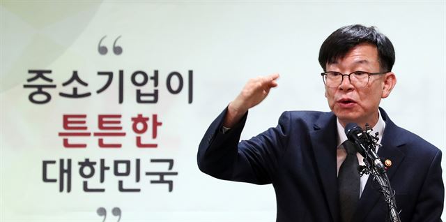 김상조 공정거래위원장이 지난해 12월 27일 오전 서울 영등포구 중소기업중앙회에서 ‘하도급거래 공정화 종합대책’을 발표하고 있다. 연합뉴스