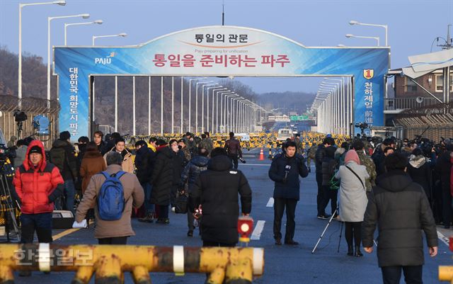 남북고위급회담이 열리는 9일 경기도 파주시 통일대교가 내외신 취재진으로 붐비고 있다.. 2018.1.9신상순 선임기자