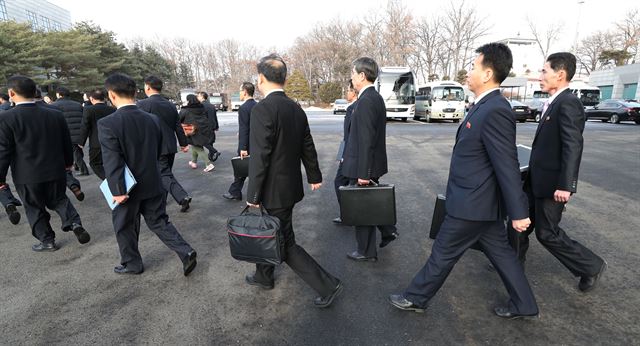 남북고위급 회담이 열린 9일 오전 리선권 조국평화통일위원회 위원장 등 북측 대표단이 판문점 남측지역 평화의 집으로 향하고 있다. 2018.1.9 [사진공동취재단]