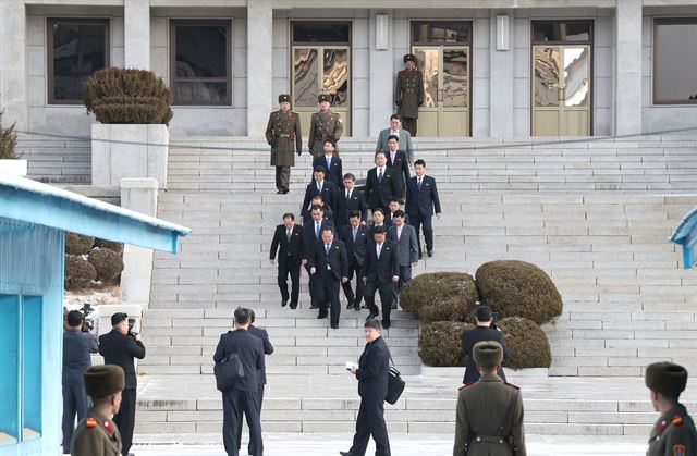 남쪽 향하는 북측 대표단. 남북고위급 회담이 열린 9일 오전 리선권 조국평화통일위원회 위원장 등 북측 대표단이 판문각을 나서고 있다. 2018.1.9 [사진공동취재단]