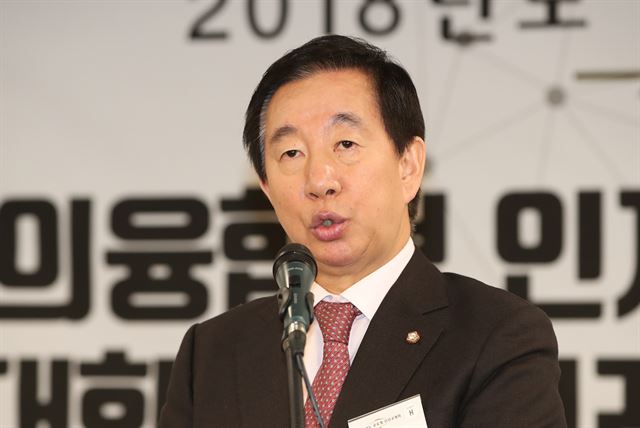 자유한국당 김성태 원내대표가 9일 오전 서울 종로구 세종문화회관에서 한국교원단체총연합회 주최로 열린 교육계 신년교례회에서 축사를 통해 교장공모제 확대 방침을 비판하고 있다. 연합뉴스