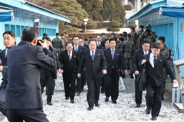 9일 오전 판문점 남측 평화의 집에서 열린 남북 고위급회담을 앞두고 리선권 조국평화통일위원회 위원장을 비롯한 북측 대표단이 판문점 MDL(군사분계선)을 건너 남측으로 오고 있다. 판문점=사진공동취재단