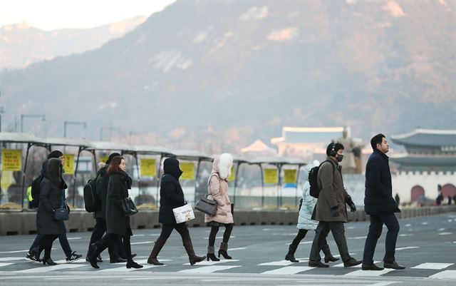 지난 3일 오전 출근길에 시민들이 광화문사거리를 걷고 있다. 연합뉴스