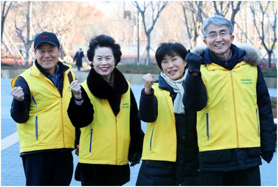 서울 송파구 '위 캔 봉사단' 박규섭(왼쪽부터), 김예은, 김경현, 나훈씨가 석촌호수 인근에서 화이팅을 외치고 있다. 송파구 제공