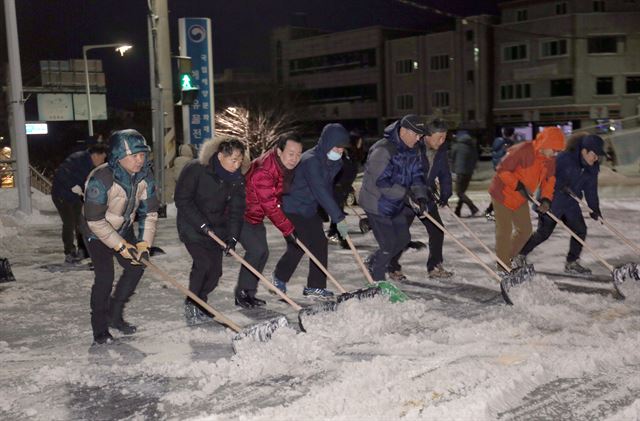 박홍률 시장 등 전남 목포시 공무원들이 11일 새벽 제설작업에 벌이고 있다. 목포시 제공