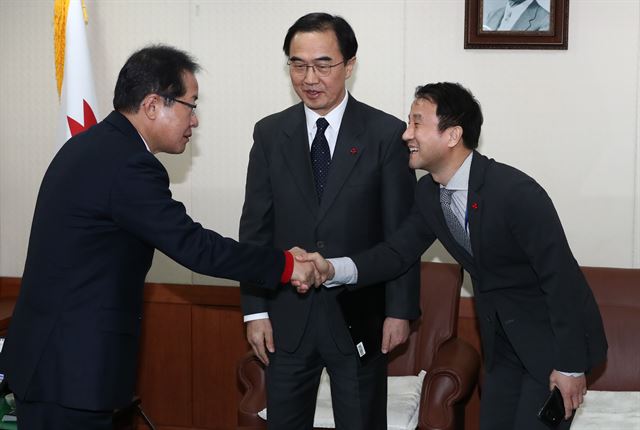 조명균 통일부 장관과 한병도 청와대 정무수석이 11일 오전 서울 여의도 자유한국당사를 방문해 홍준표 대표와 악수하고 있다. 오대근기자 inliner@hankookilbo.com