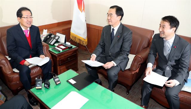 조명균 통일부 장관과 한병도 청와대 정무수석이 자유한국당 당사에서 홍준표 대표에게 남북 고위급 회담 성과에 대해 설명하고 있다. 오대근기자 inliner@hankookilbo.com