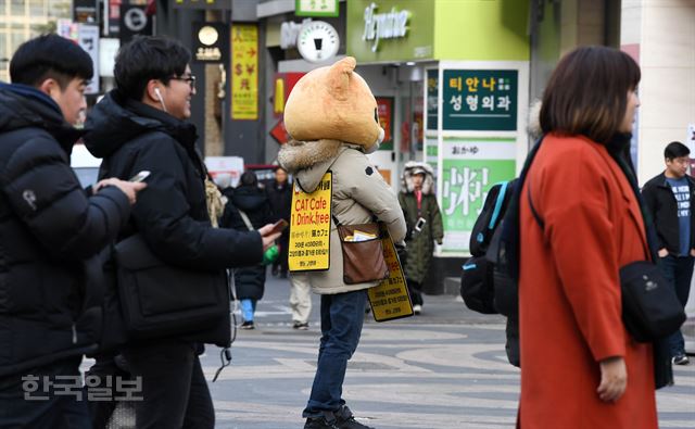 최저임금(7,530원)이 적용된 이틀째인 2일 서울시내에서 아르바이트생들이 일을 하고 있다. 서재훈기자 spring@hankookilbo.com