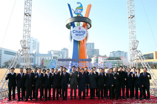 안상수 창원시장을 비롯한 공무원들이 2일 창원시청 광장에서 ‘2018 창원방문의 해’ 성공기원탑을 제막한 뒤 파이팅을 외치고 있다. 창원시 제공