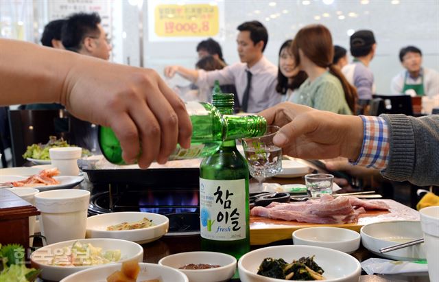 한국인은 밥집에서 술을 먹는다. 밥집의 술집화 현상은 왜 일어났을까. 한국일보 자료사진