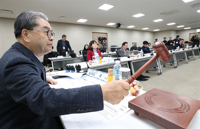 전국 시ㆍ도교육감협의회 회장을 맡고 있는 이재정 경기도교육감이 11일 오후 정부 세종컨벤션센터에서 열린 총회를 주재하며 의사봉을 두드리고 있다. 세종=연합뉴스.