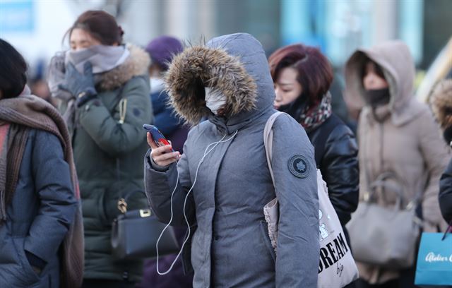 전국 대부분 지역의 체감온도가 영하10도 안팎에 머무는 11일 오전 서울 종로구 광화문광장 일대에서 출근길 시민들이 발걸음을 재촉하고 있다. 연합뉴스