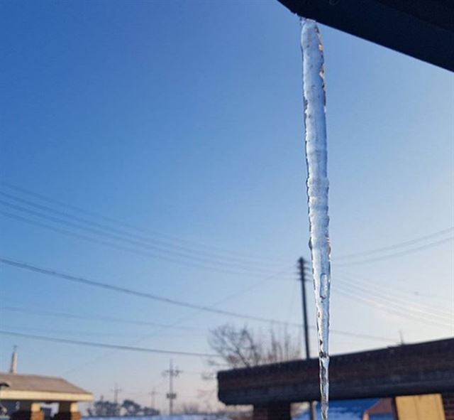 고드름이 맺힌 충남 논산의 한 주택. 인스타그램 캡처