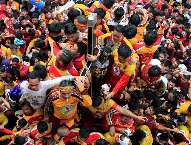 필리핀 마닐라에서 열린 블랙 나자렌 축제에 예수상을 실은 수레가 거리 행진을 하자 수많은 카톨릭 신자들이 몰려들고 있다. 로이터 연합뉴스