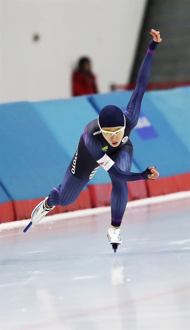 이상화가 12일 서울 태릉국제스케이트장에서 열린 전국동계체육대회 스피드스케이트 여자 일반부 500m에서 힘찬 레이스를 펼치고 있다. 연합뉴스