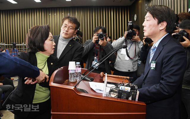 국민의당이 바른정당과의 통합을 위해 12일 국회에서 열린 당무위원회에서 통합반대파의 장정숙 의원이 발언대에 선 안철수 대표에게 항의하고 있다. 오대근기자 inliner@hankookilbo.com