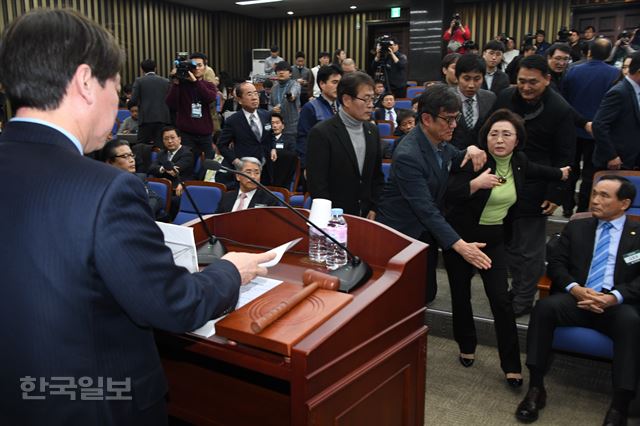 통합반대파 장정숙 의원이 통합파의 제지를 뚫고 발언대에 선 안철수 대표에게 항의하고 있다. 오대근기자 inliner@hankookilbo.com