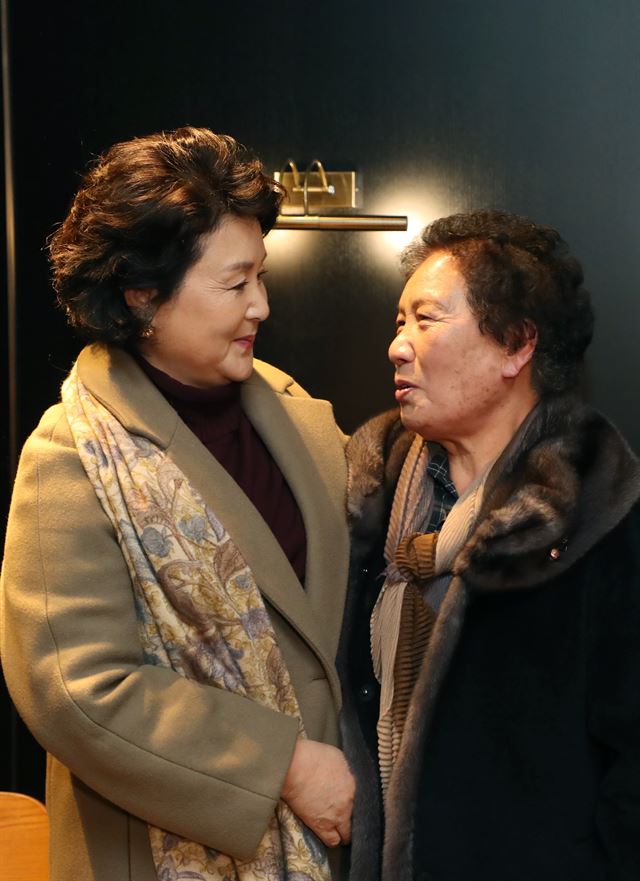 김정숙 여사가 7일 오전 서울 CGV 용산점에서 영화 ‘1987’을 관람하기 앞서 고 이한열 열사 모친 배은심 여사와 대화를 나누고 있다. 청와대사진기자단