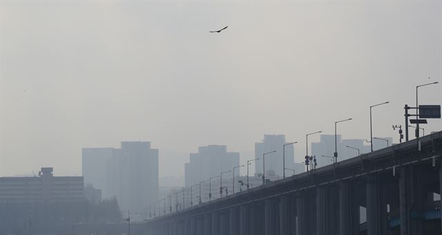 미세먼지 농도가 나쁨 수준을 보인 14일 서울 하늘이 뿌옇다. 연합뉴스