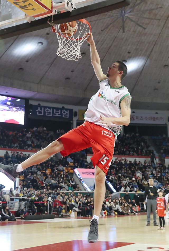 14일 서울 잠실학생체육관에서 열린 프로농구 ‘2017-2018 정관장 KBL’ 올스타전 덩크컨테스트에서 우승을 차지한 김민수(SK)가 덩크슛을 선보이고 있다. 뉴스1