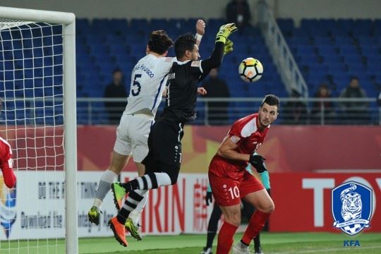 한국 23세 이하 대표팀 황현수(5번)가 14일 시리아와 아시아축구연맹(AFC) U-23 챔피언십 D조 2차전에서 상대 골키퍼와 공중볼을 다투고 있다. 대한축구협회 제공