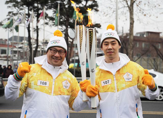 2018평창동계올림픽 성화봉송 서울 구간 둘째 날인 14일 성화 주자로 나선 한국 남자 아이스하키 국가대표팀 백지선(왼쪽) 감독과 주장 박우상이 포즈를 취하고 있다. 연합뉴스