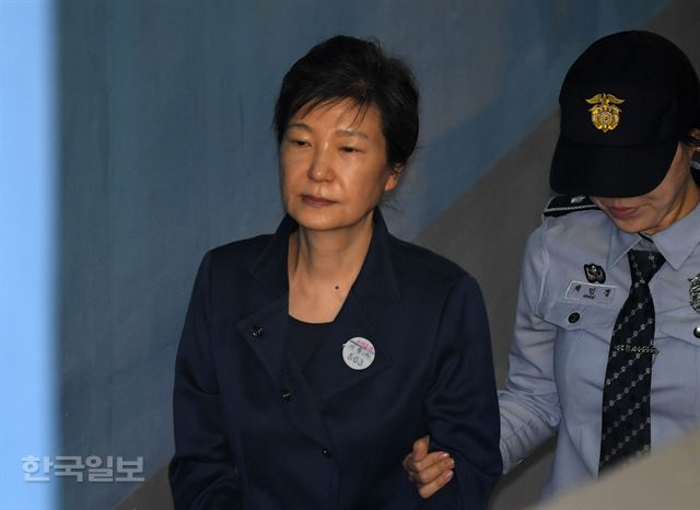 '국정농단' 혐의로 재판이 진행중인 박근혜 전 대통령. 한국일보 자료사진