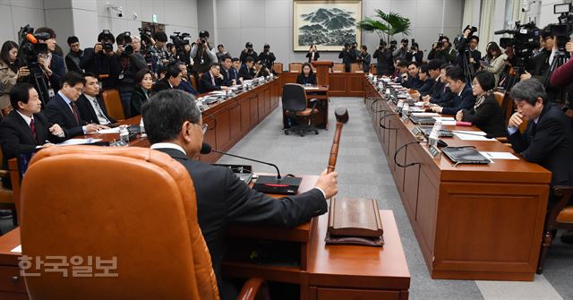 헌법개정 및 정치개혁 특별위원회 첫 회의에서 김재경 위원장이 회의를 주재하고 있다. 오대근기자