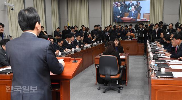 정세균 국회의장이 헌법개정 및 정치개혁 특별위원회 첫 회의에 참석해 ‘개헌은 20대 국회 최대의 과제이다. 여야의 조속한 합의로 개헌안이 3월에는 발의되어야 한다’고 당부의 인사말을 하고 있다. 오대근기자 inliner@hankookilbo.com