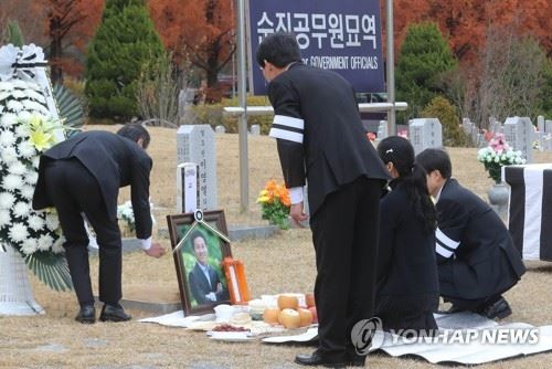 지난해 11월 13일 대전 유성구 국립대전현충원 순직공무원 묘역에서 열린 단원고 고창석 교사 안장식에서 유족들이 헌화하고 있다. 연합뉴스