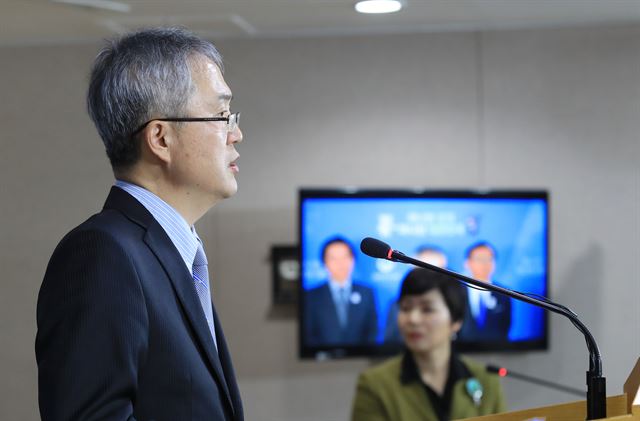 평창 동계올림픽 북한 예술단 파견을 위한 실무 접촉 수석대표인 이우성 문화체육관광부 문화예술정책실장이 15일 정부서울청사에서 남북실무접촉 결과에 대해 브리핑하고 있다. 연합뉴스