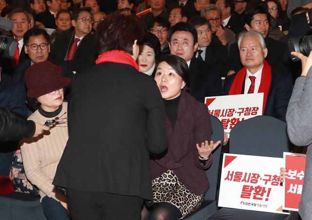 자유한국당에서 제명 징계 처분된 류여해 전 최고위원이 16일 서울 마포구 케이터틀에서 열린 서울시당 신년인사회장에 등장해 맨 앞자리에 앉아있다. 그에게 당원들이 나갈 것을 요구하자, 류 전 최고위원이 “최고위원으로서 왔다”고 주장하고 있다. 뉴스1