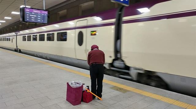 한 청소노동자가 들어오는 열차를 향해 인사를 하고 있다. 박준규 씨 제공