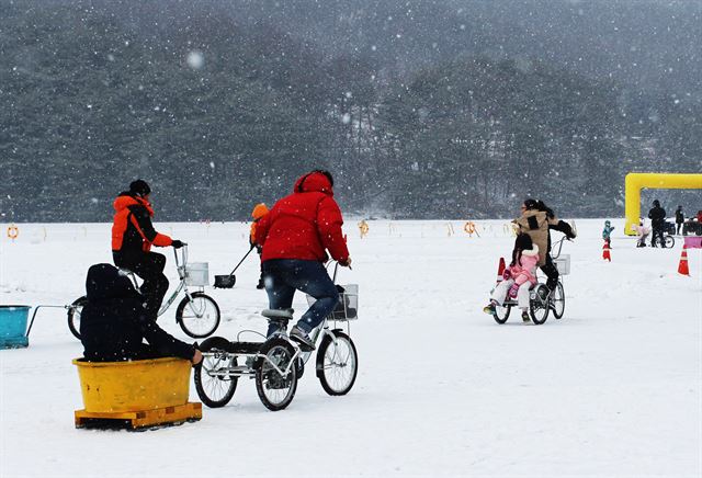 포천 산정호수에서 열리고 있는 썰매축제에서 여행객들이 자전거 썰매를 즐기고 있다. 포천시 제공